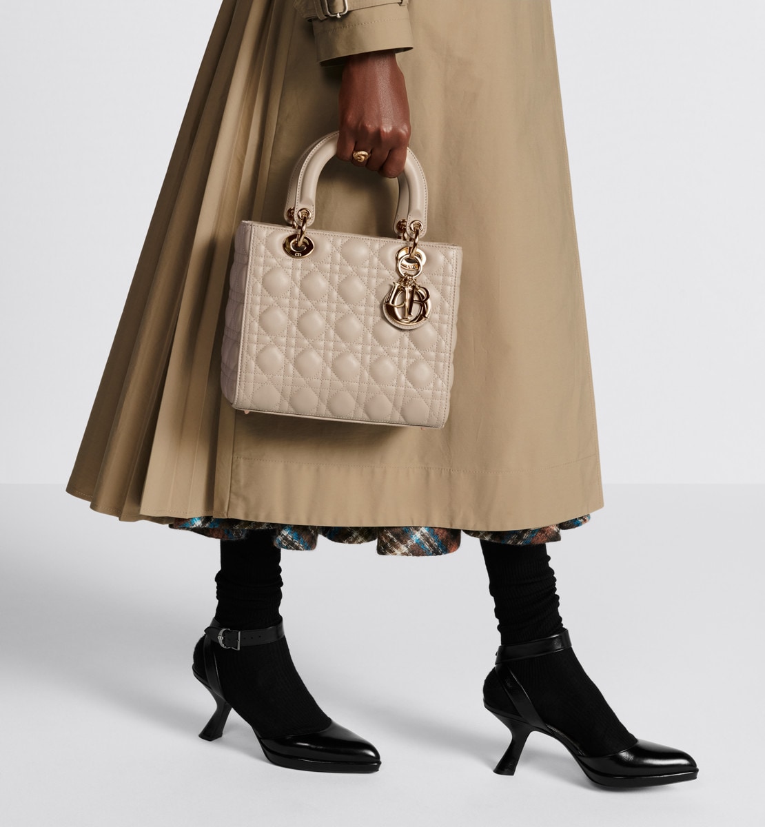 Sac Lady Dior Medium Cuir d'agneau Cannage beige poudre
