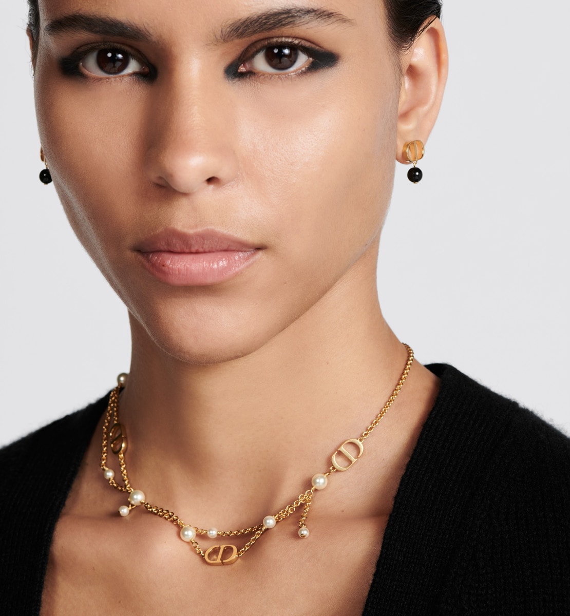 Collier Petit CD Métal finition dorée et perles en résine blanche