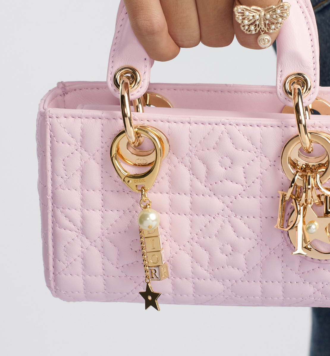 Bijou de sac D-Dice Métal finition dorée, laque rose pâle et perle en résine blanche