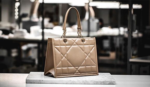 DIOR ESSENTIAL 手袋精湛工艺揭秘